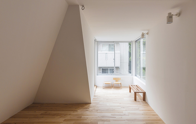 清水模 ＋ 鐵皮！東京 30 坪現代透天宅