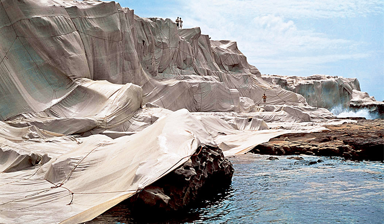 包覆巴黎凱旋門！地景藝術家Christo and Jeanne-Claude用銀藍布、紅繩重新打包