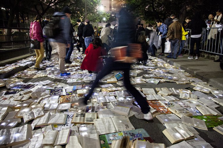 一萬本書流落於多倫多街頭？文字河流閃爍加拿大秋天夜晚！