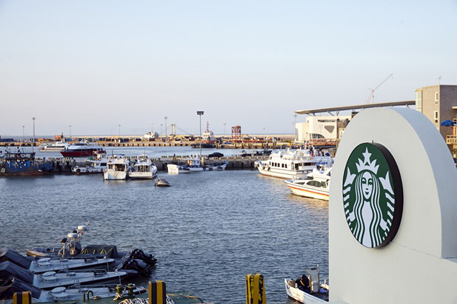 全台灣最北端星巴克！馬祖成唯一開暖氣門市 空間結合藍眼淚+石屋建築意象