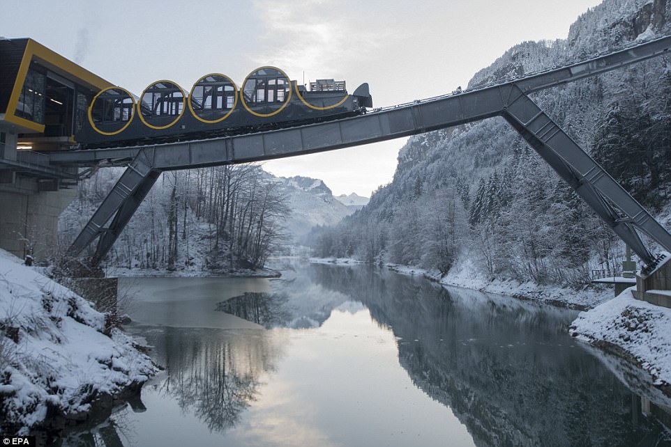 爬升坡度743公尺！世界最陡雪山纜車就在瑞士Stoos Bahn Tram