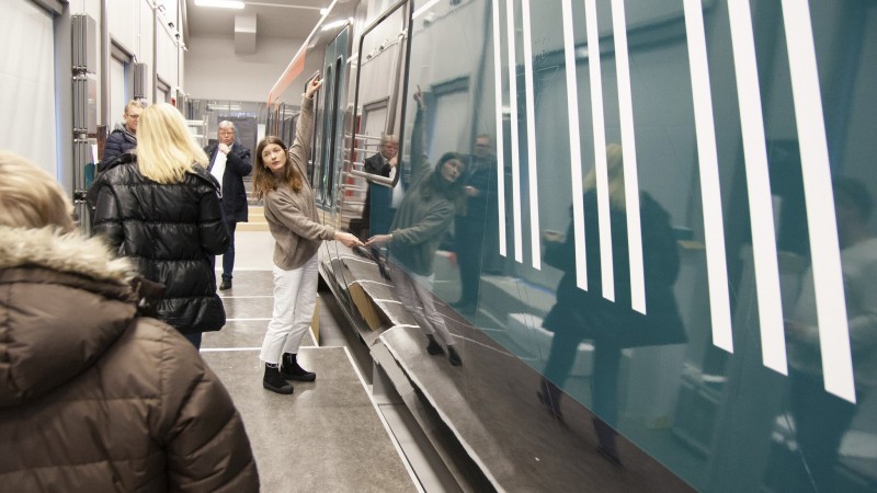 挪威國鐵設計感新 logo 上路!建築設計團隊 Snøhetta 以松綠、煤碳色穿插表現天然地景峽灣與山脈