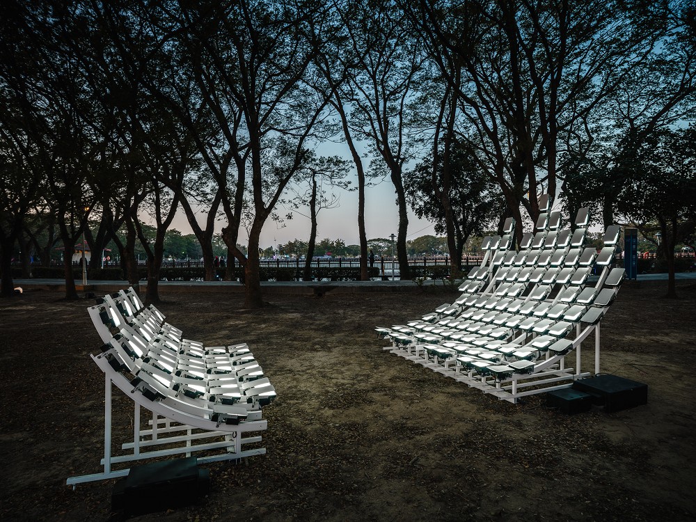 台南2024新營波光節作品懶人包！天鵝湖光影創作、幾米月亮裝置藝術勾勒「波光圈」