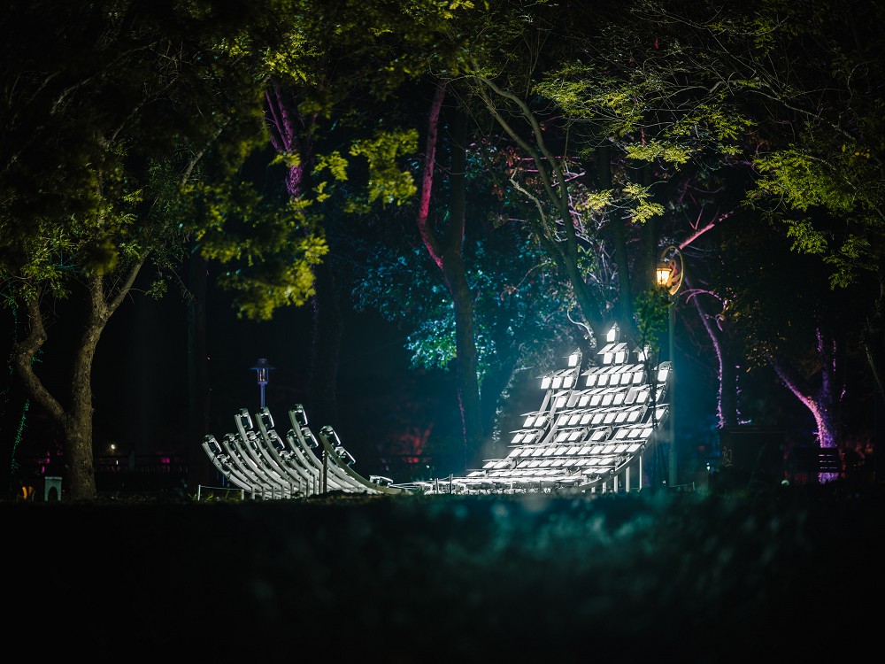 台南2024新營波光節作品懶人包！天鵝湖光影創作、幾米月亮裝置藝術勾勒「波光圈」