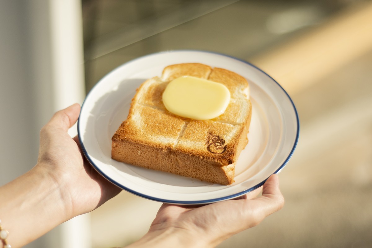 ABG Coffee台中店亮點！純白咖啡廳遇上木紋、藤編塑造清新極簡空間