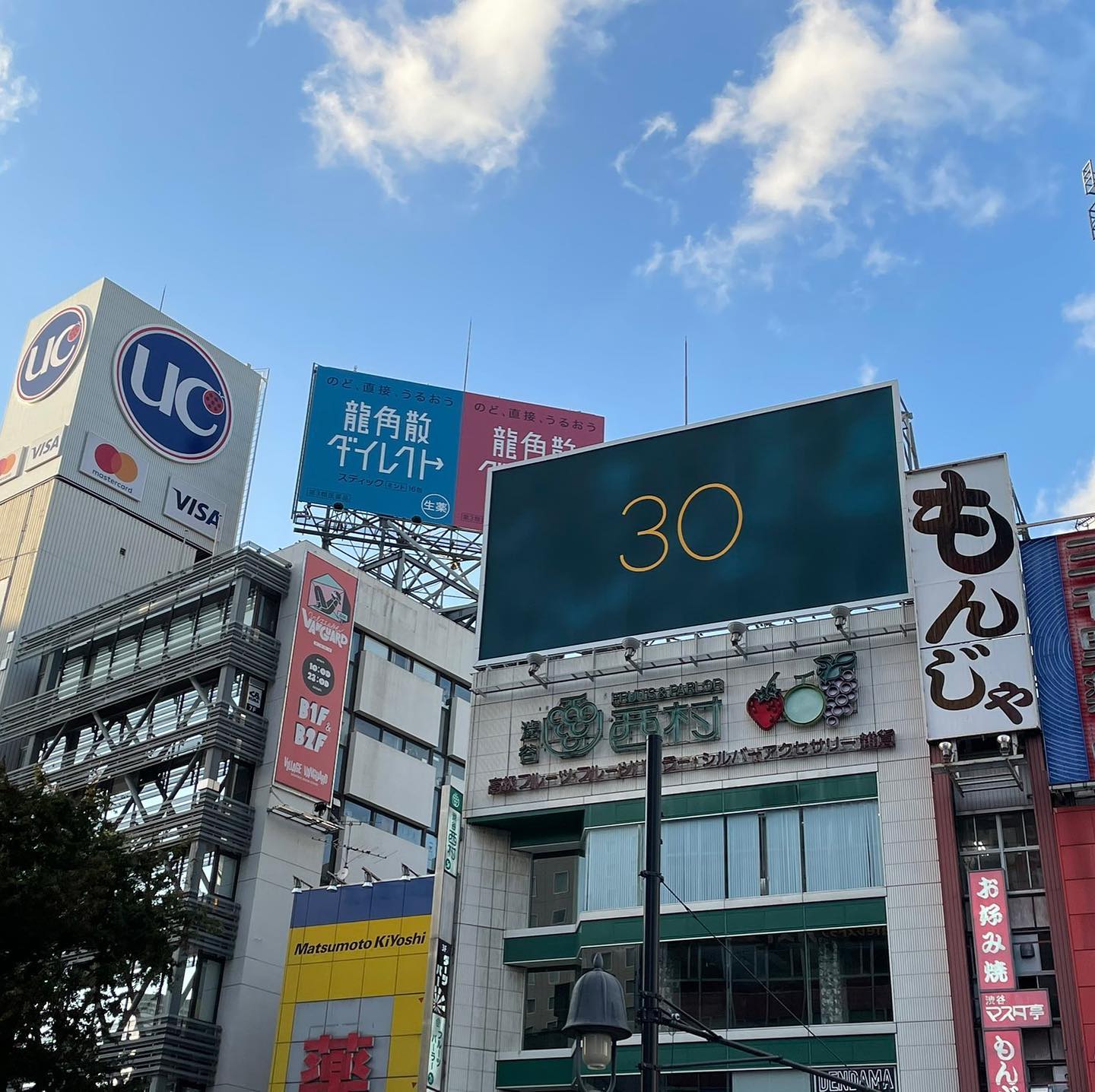 愛黛兒Adele「Easy On Me」創意宣傳!《30》神秘數字亮相羅浮宮、帝國大廈等世界地標