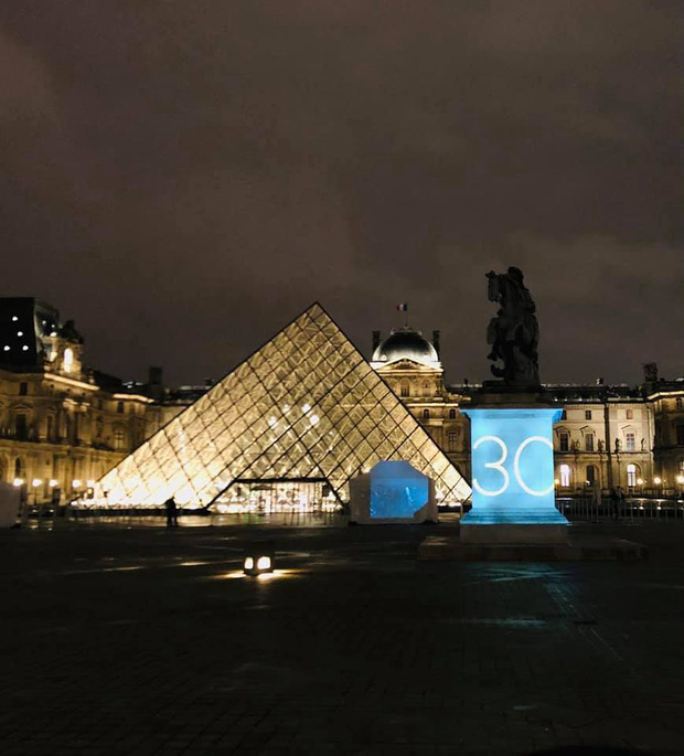 愛黛兒Adele「Easy On Me」創意宣傳!《30》神秘數字亮相羅浮宮、帝國大廈等世界地標