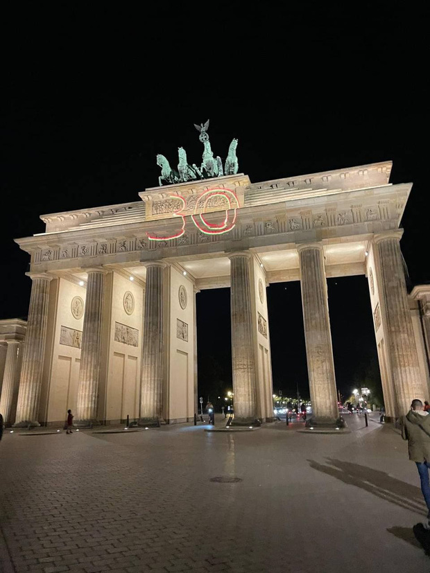 愛黛兒Adele「Easy On Me」創意宣傳!《30》神秘數字亮相羅浮宮、帝國大廈等世界地標