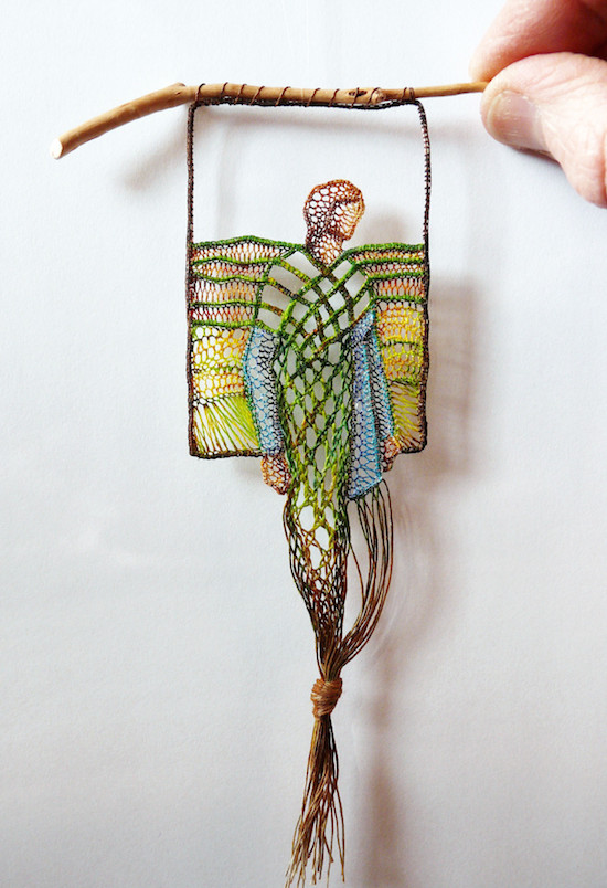 懸掛樹枝的飄逸蕾絲畫作，藝術家 Ágnes Herczeg 帶你一起想故事