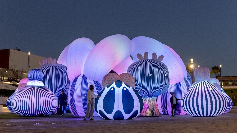 最可愛的充氣管弦樂團！澳洲團隊ENESS打造16個會眨眼互動的聲光療癒裝置