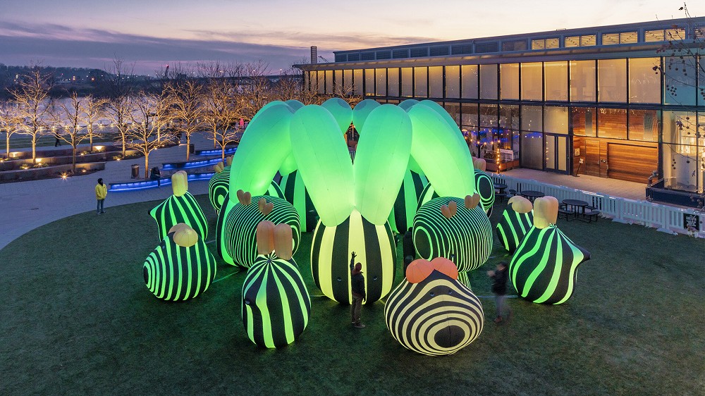 最可愛的充氣管弦樂團！澳洲團隊ENESS打造16個會眨眼互動的聲光療癒裝置