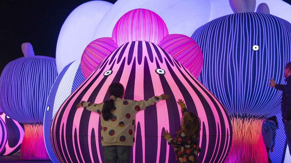 最可愛的充氣管弦樂團！澳洲團隊ENESS打造16個會眨眼互動的聲光療癒裝置