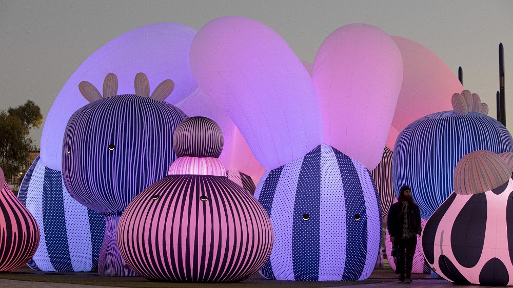 最可愛的充氣管弦樂團！澳洲團隊ENESS打造16個會眨眼互動的聲光療癒裝置