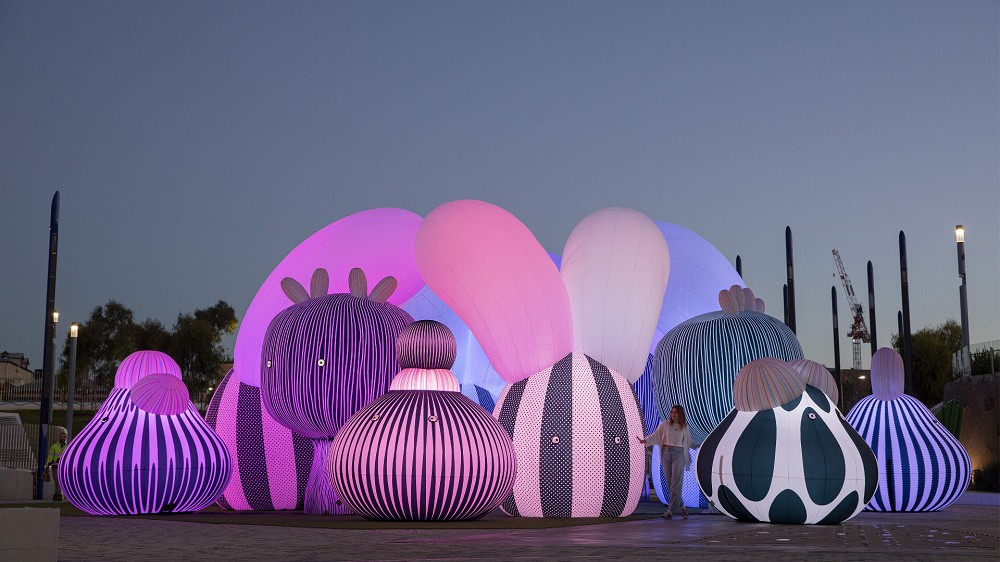 最可愛的充氣管弦樂團！澳洲團隊ENESS打造16個會眨眼互動的聲光療癒裝置