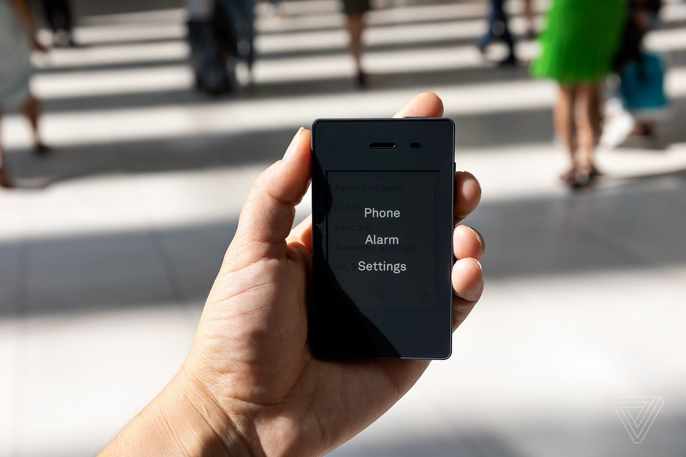 超極簡手機Light Phone 2！簡約設計、陽春功能幫你斷捨離社群成癮日常