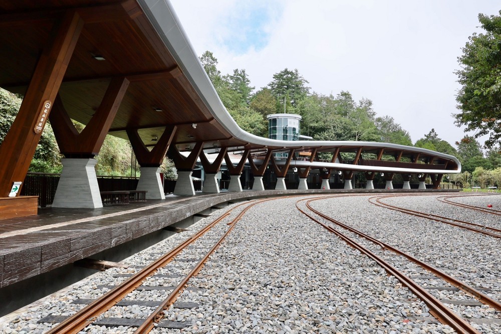 阿里山祝山車站改建新生！全台海拔最高車站屋頂設計融入雲霧繚繞山巒意象