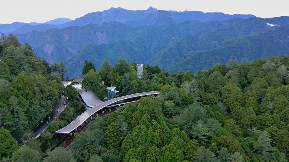 阿里山祝山車站改建新生！全台海拔最高車站屋頂設計融入雲霧繚繞山巒意象
