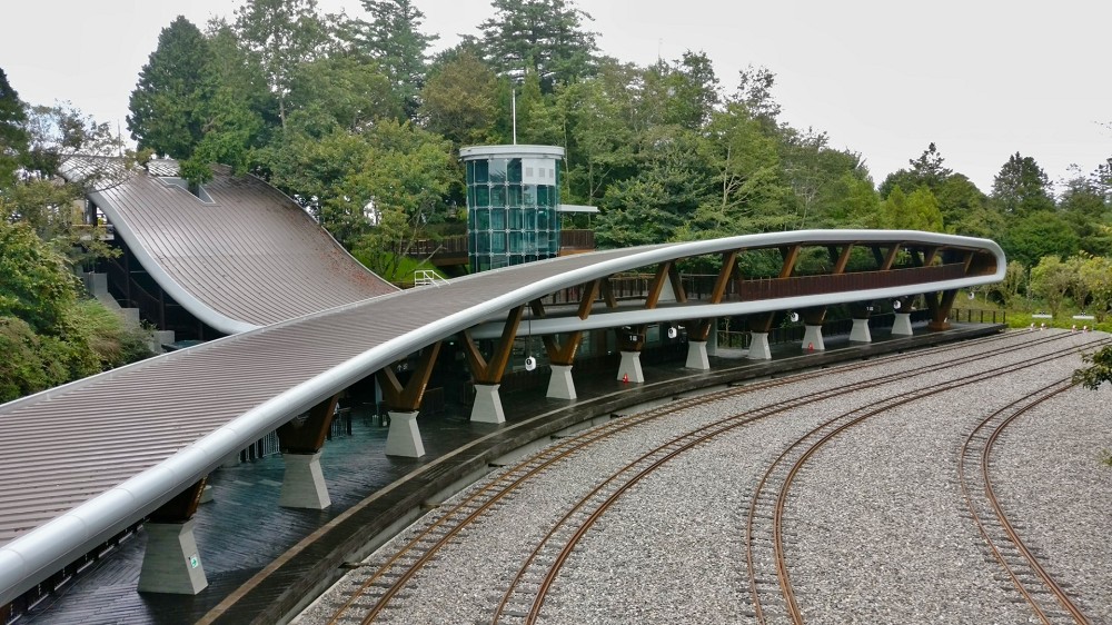 阿里山祝山車站改建新生！全台海拔最高車站屋頂設計融入雲霧繚繞山巒意象