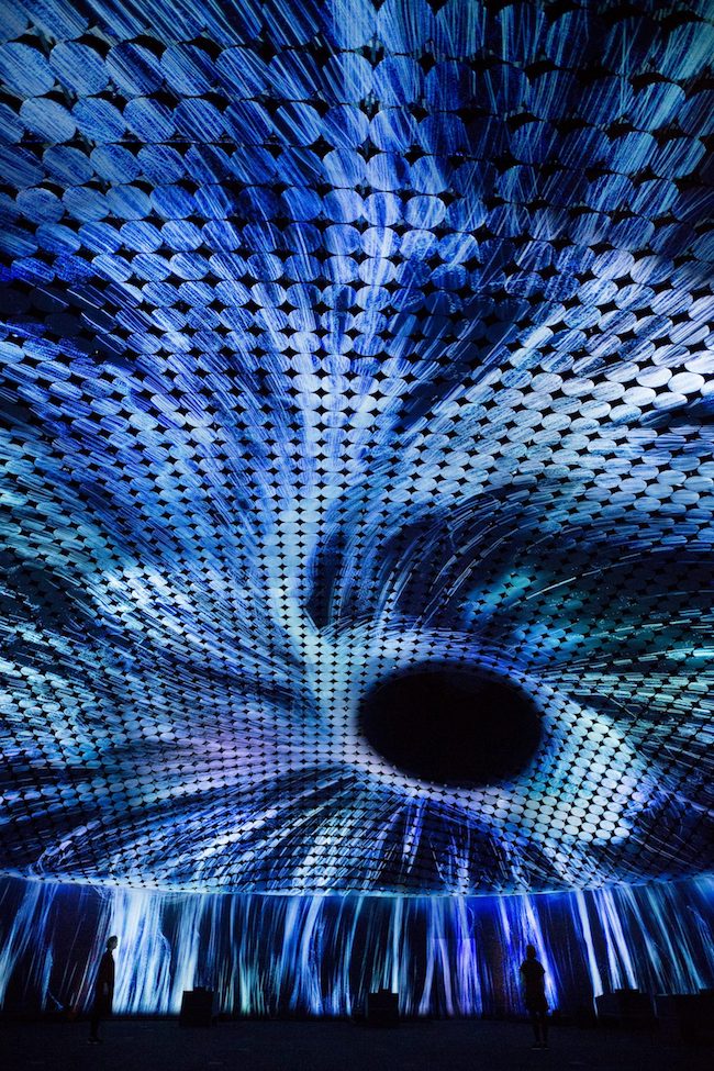 Amos Rex 博物館開幕展：teamLab 帶你體驗對抗地心引力的水流幻境