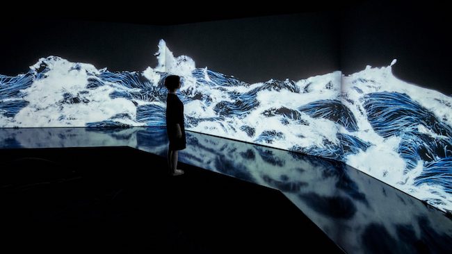 Amos Rex 博物館開幕展：teamLab 帶你體驗對抗地心引力的水流幻境