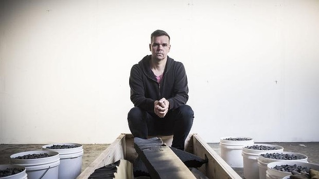 思索監禁的意義 行為藝術家活埋自己