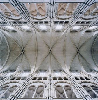 猶如萬花筒般美麗幻象的哥德式天花板