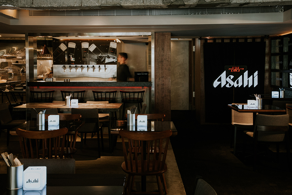東洋味 Asahi SUPER DRY 朝日啤酒摩登冷調小酒館快閃店台北開張！3 位海內外名廚輪番暢飲搭餐