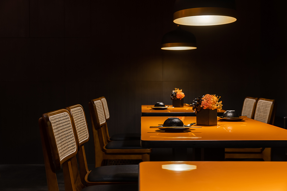 「台南阿霞飯店」老店新面貌！無氏製作、彡苗空間實驗以「紅蟳橘」打造全新品牌識別與空間