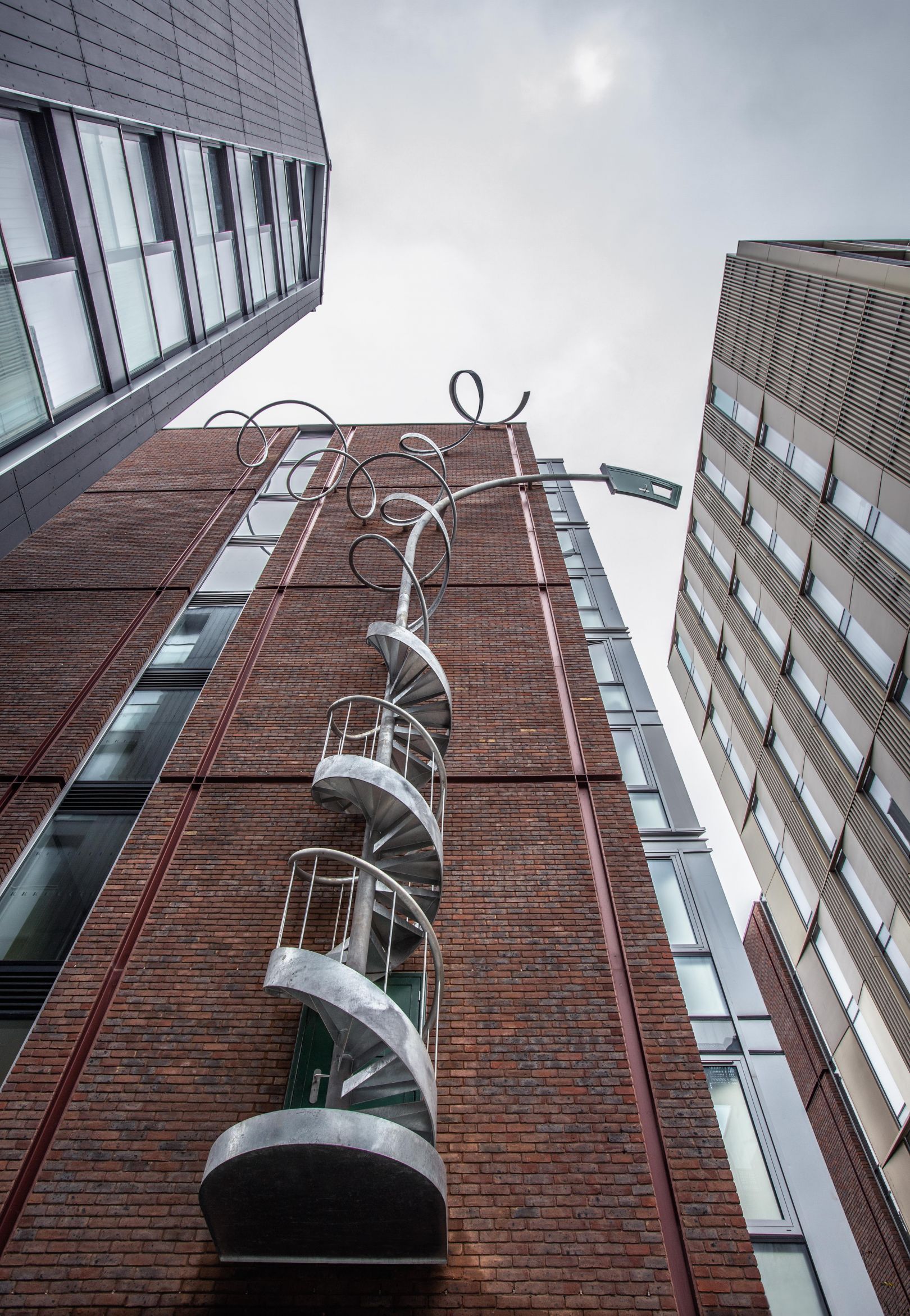 向上開花的螺旋樓梯！英國藝術家Alex Chinneck異想天開的雕塑創作