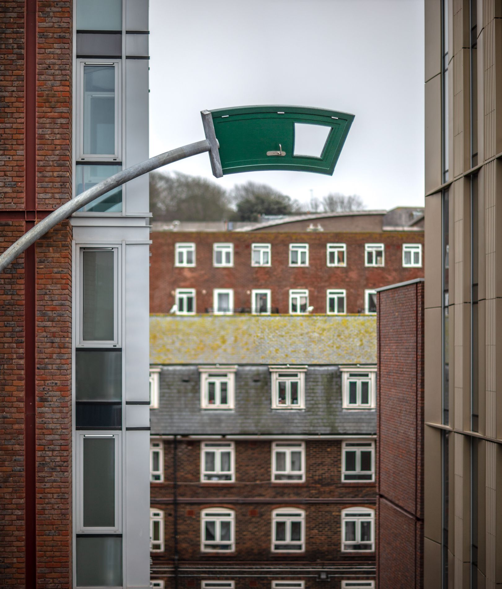 向上開花的螺旋樓梯！英國藝術家Alex Chinneck異想天開的雕塑創作
