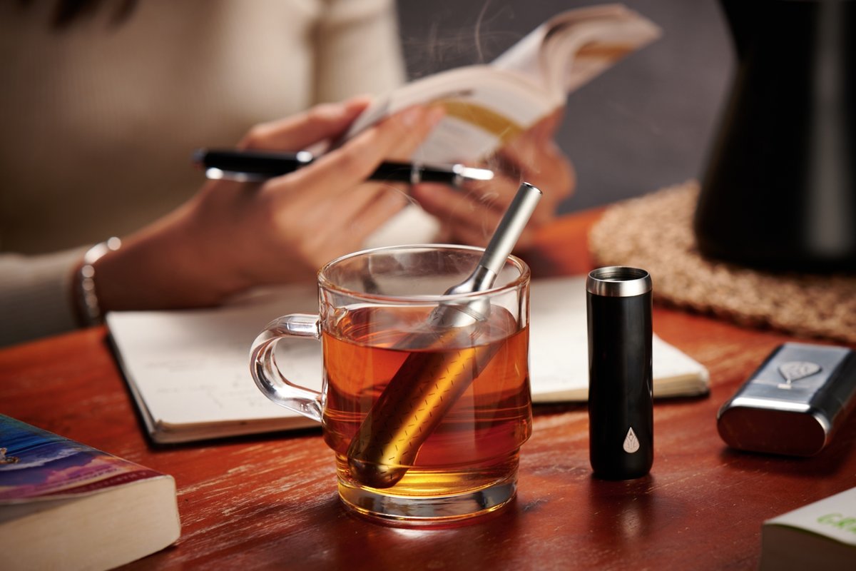 新時代茶派雅痞的必備茶器「初芳宇磁吸沏茶筆」！兼具直立收納、磁吸密合與攜帶便利性的簡約系質感配件