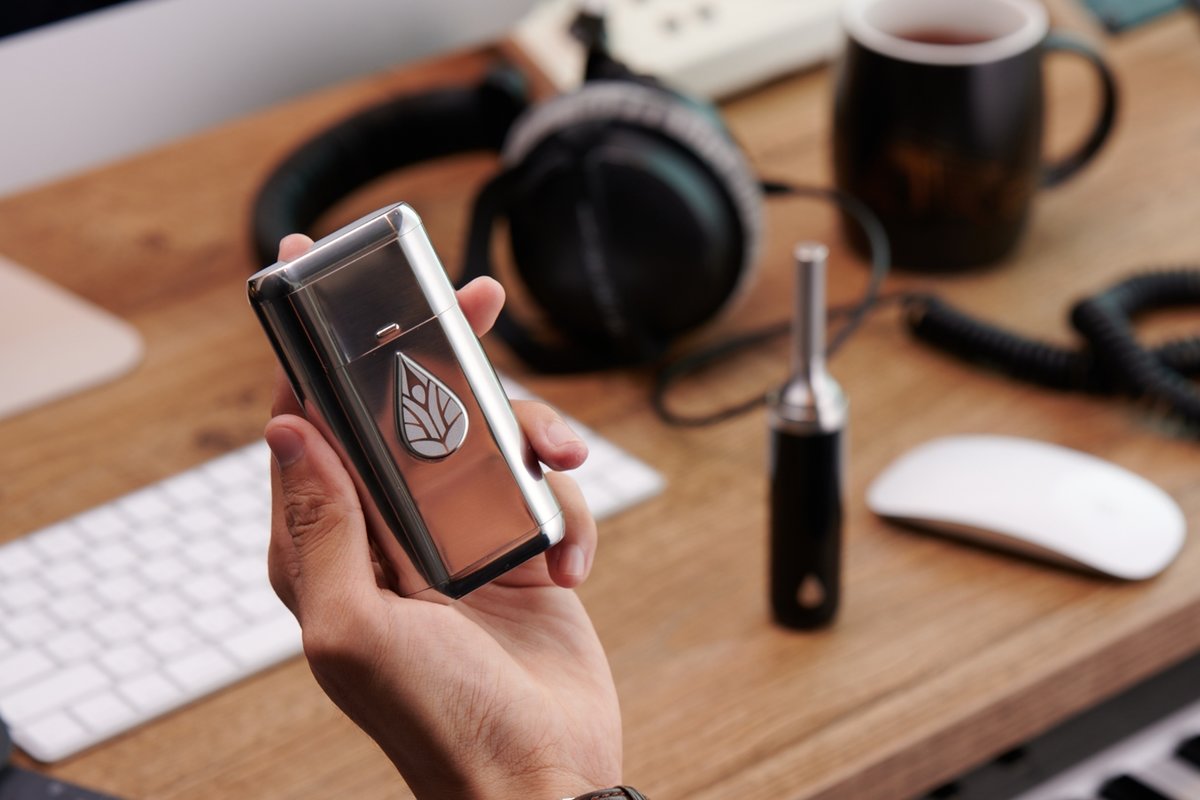 新時代茶派雅痞的必備茶器「初芳宇磁吸沏茶筆」！兼具直立收納、磁吸密合與攜帶便利性的簡約系質感配件