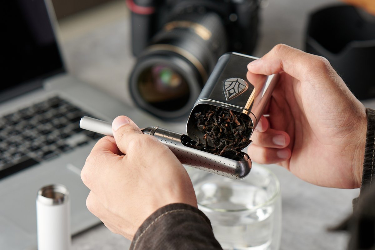 新時代茶派雅痞的必備茶器「初芳宇磁吸沏茶筆」！兼具直立收納、磁吸密合與攜帶便利性的簡約系質感配件