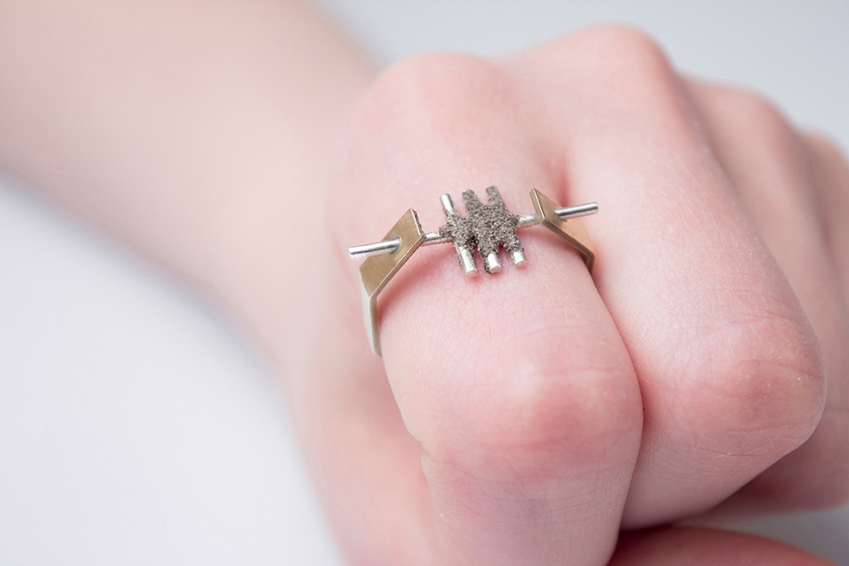 沾惹塵土的美麗飾品，是高貴或者降低品質？