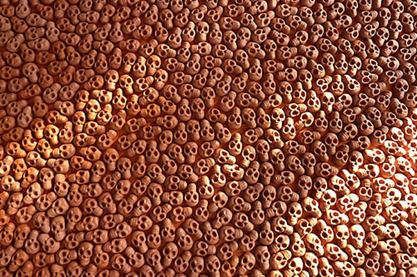 10 萬個微小的陶瓷頭骨「WHAT WILL YOU LEAVE BEHIND?」