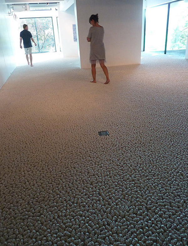 10 萬個微小的陶瓷頭骨「WHAT WILL YOU LEAVE BEHIND?」