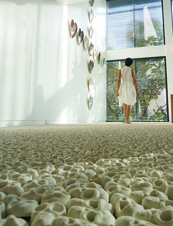 10 萬個微小的陶瓷頭骨「WHAT WILL YOU LEAVE BEHIND?」