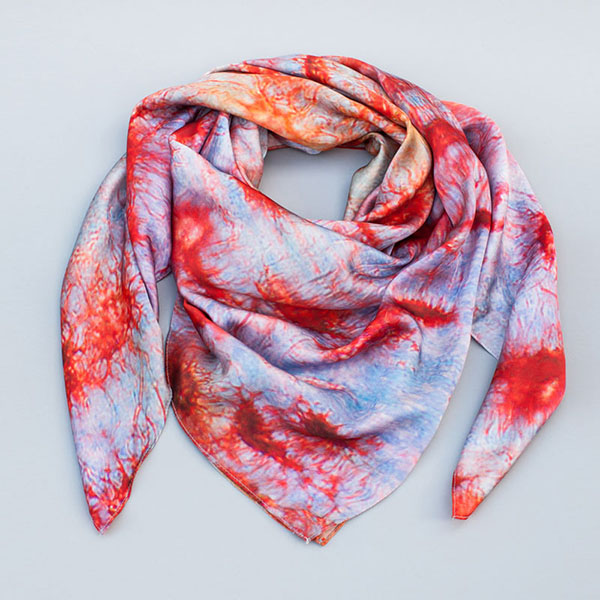 把人體器官圍在身上，器官組織花紋絲巾