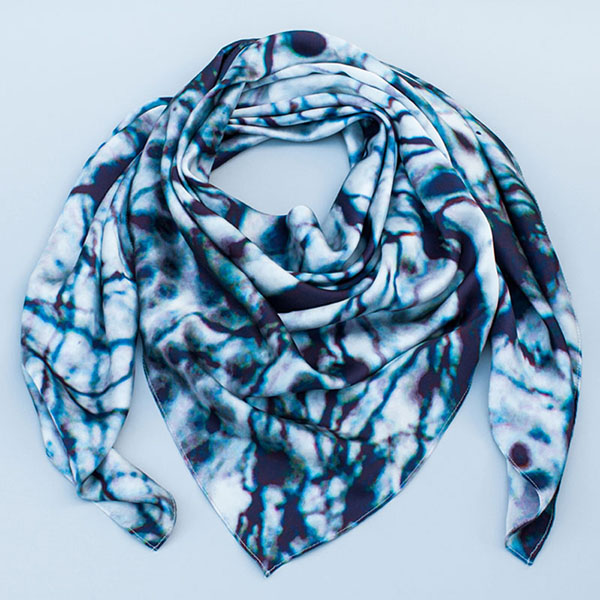 把人體器官圍在身上，器官組織花紋絲巾