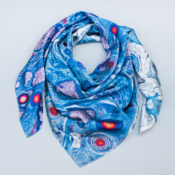 把人體器官圍在身上，器官組織花紋絲巾