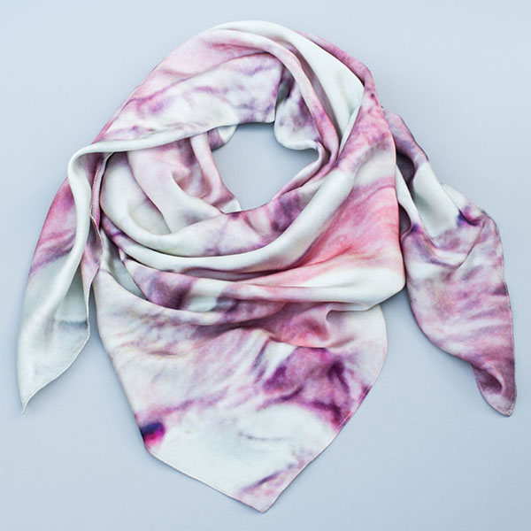 把人體器官圍在身上，器官組織花紋絲巾