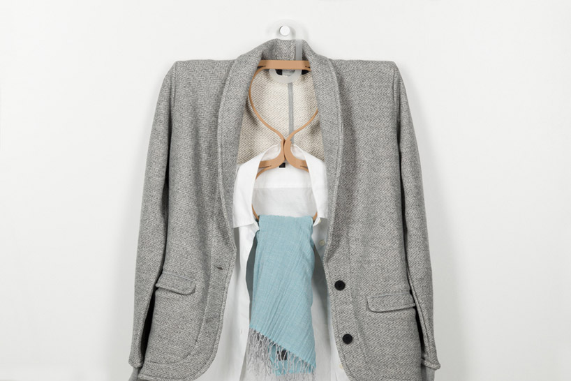 在衣架上做穿搭，一次掛三件的Hanger變型衣架