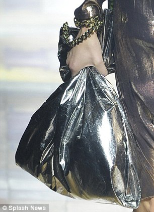 時尚真是太難懂了阿～(甩頭)令人匪夷所思的手拿袋設計包款