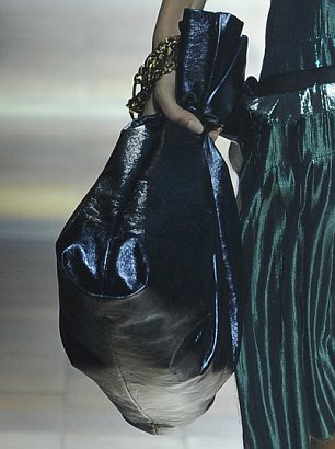 時尚真是太難懂了阿～(甩頭)令人匪夷所思的手拿袋設計包款