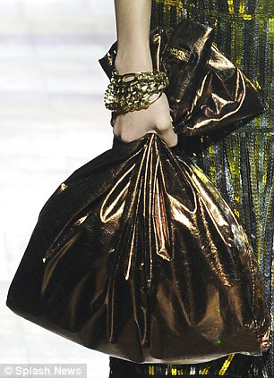 時尚真是太難懂了阿～(甩頭)令人匪夷所思的手拿袋設計包款