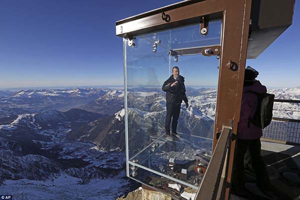挑戰瀕死經驗！架空在 4,000 公尺高空中的玻璃屋