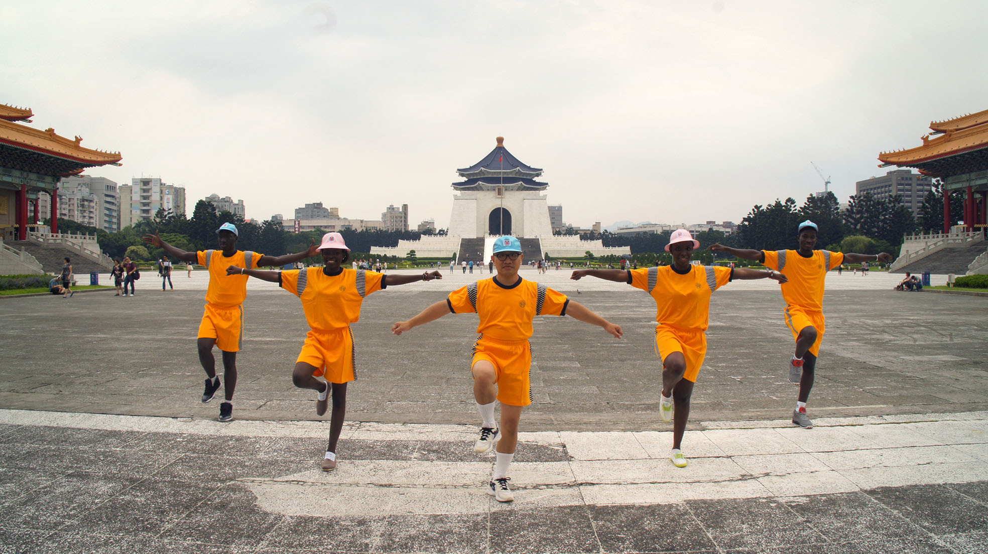 體驗不打烊的台北城!2019 台北白晝之夜大趣看充氣巨型兔子、強迫社交椅等 60 件裝置表演