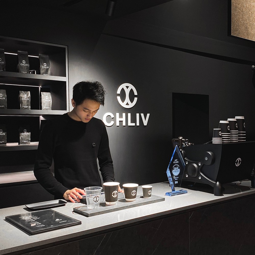 九份咖啡廳「CHLIV」進駐台北華山！黑色風格咖啡館遇上紅磚老屋建築