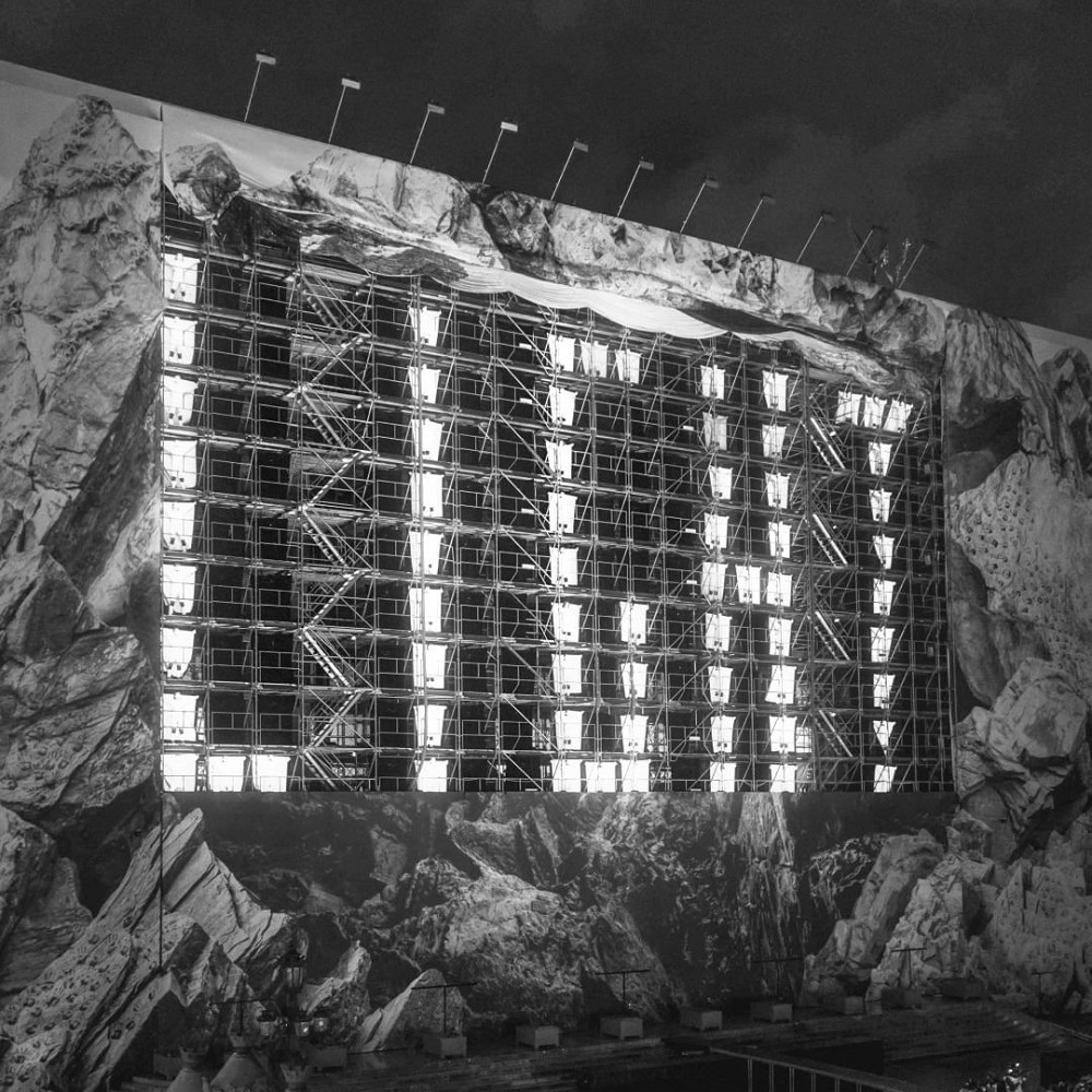 巴黎歌劇院露天奇幻舞劇！藝術家JR「重返洞穴」第二幕154名舞者詮釋黑暗中光明