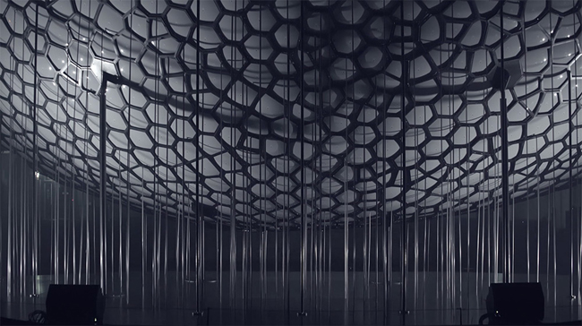 異形降臨地球？Light Barrier 以光影闡述生命議題